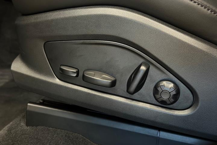 Grå Porsche Macan 4 fra 2024
