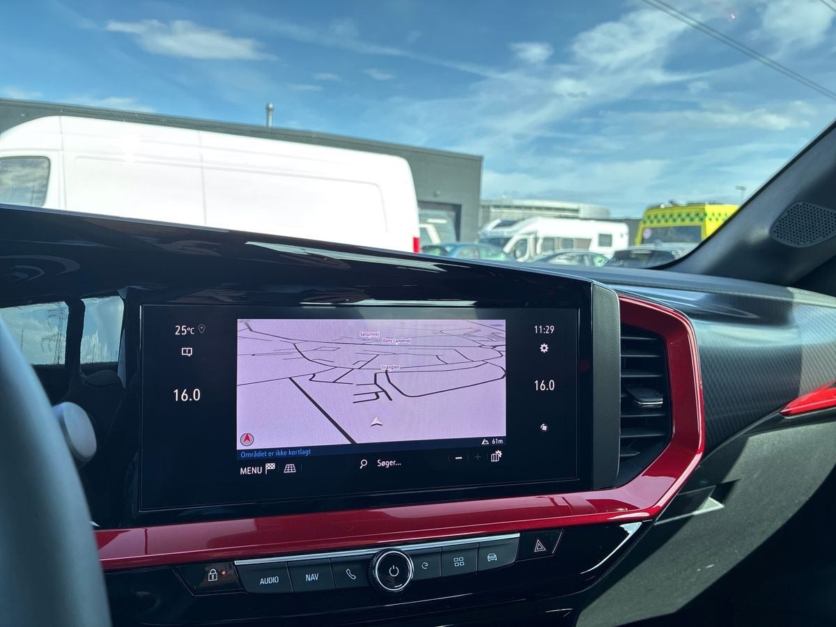Sort Opel Mokka-e fra 2023