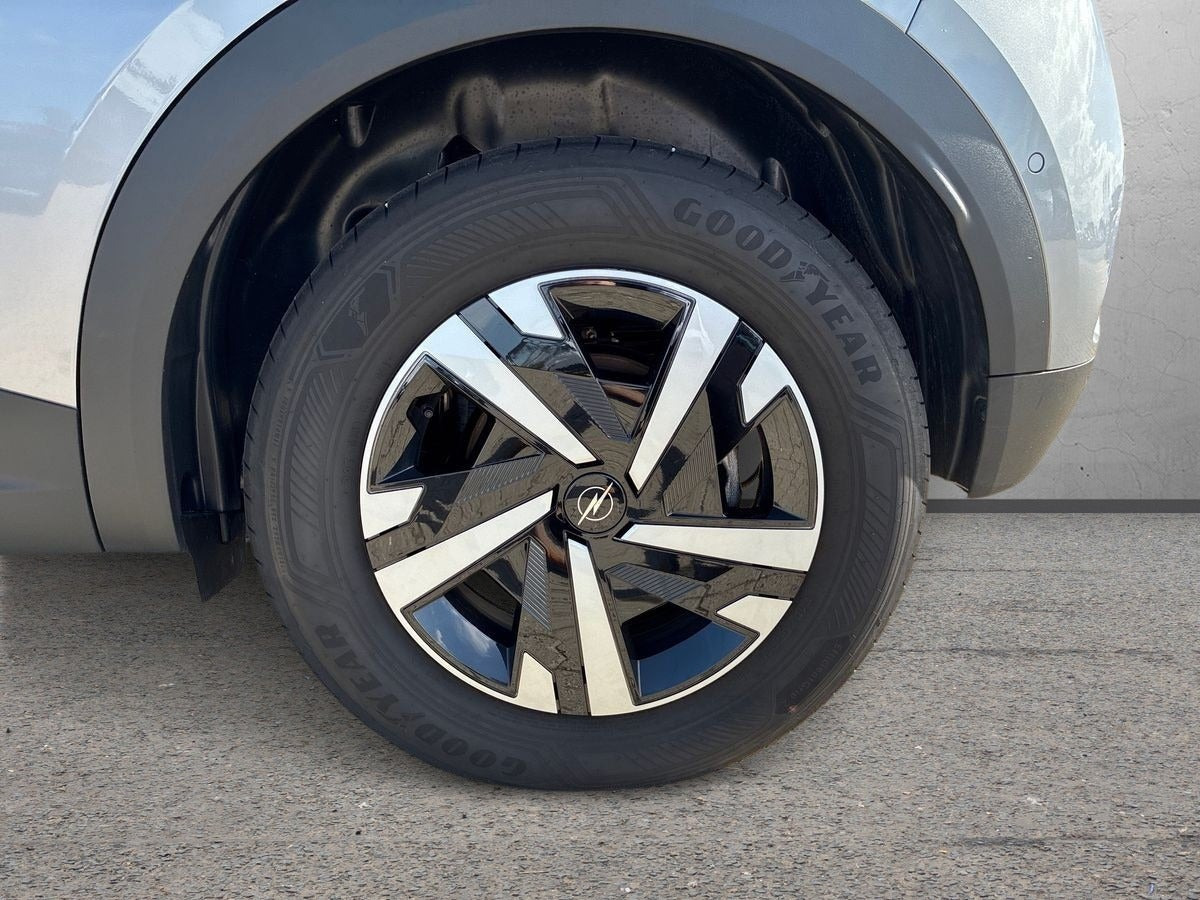 Grå Opel Mokka-e fra 2025