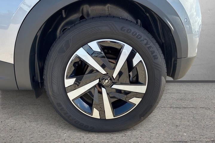Grå Opel Mokka-e fra 2025