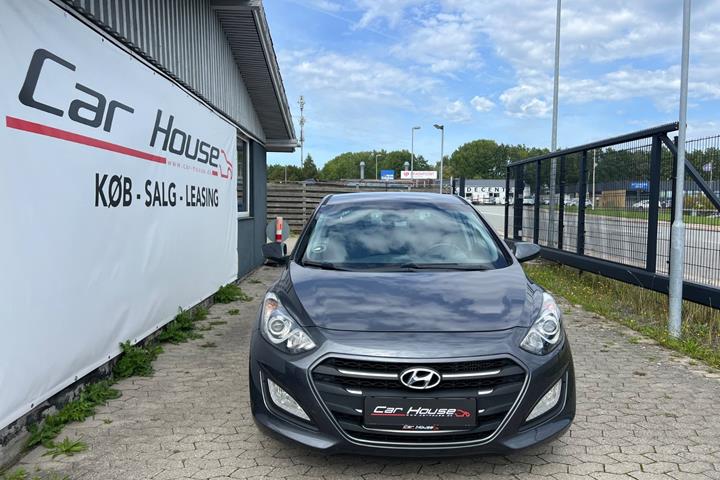 Grå Hyundai i30 fra 2015