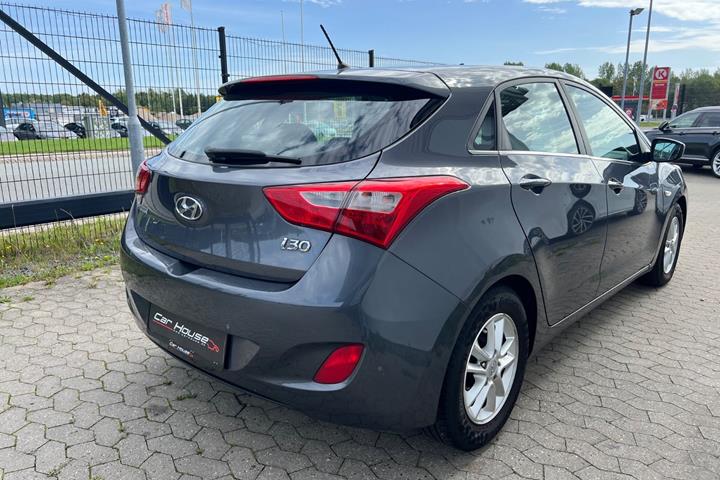 Grå Hyundai i30 fra 2015