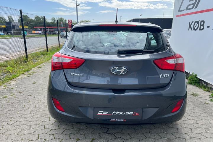 Grå Hyundai i30 fra 2015