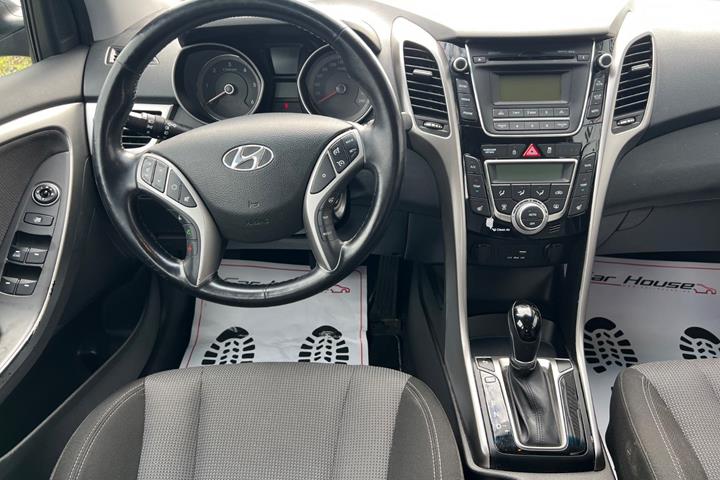 Grå Hyundai i30 fra 2015