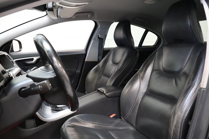 Grå Volvo S60 fra 2013