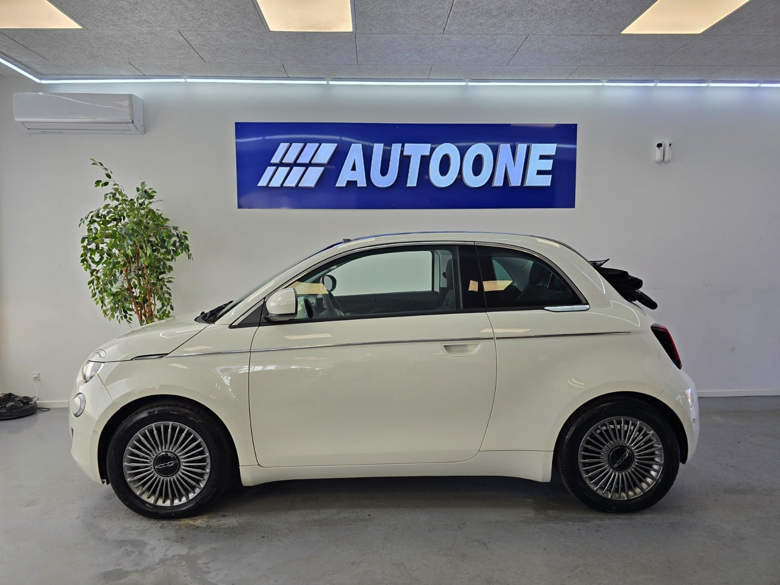 Hvid Fiat 500e fra 2023