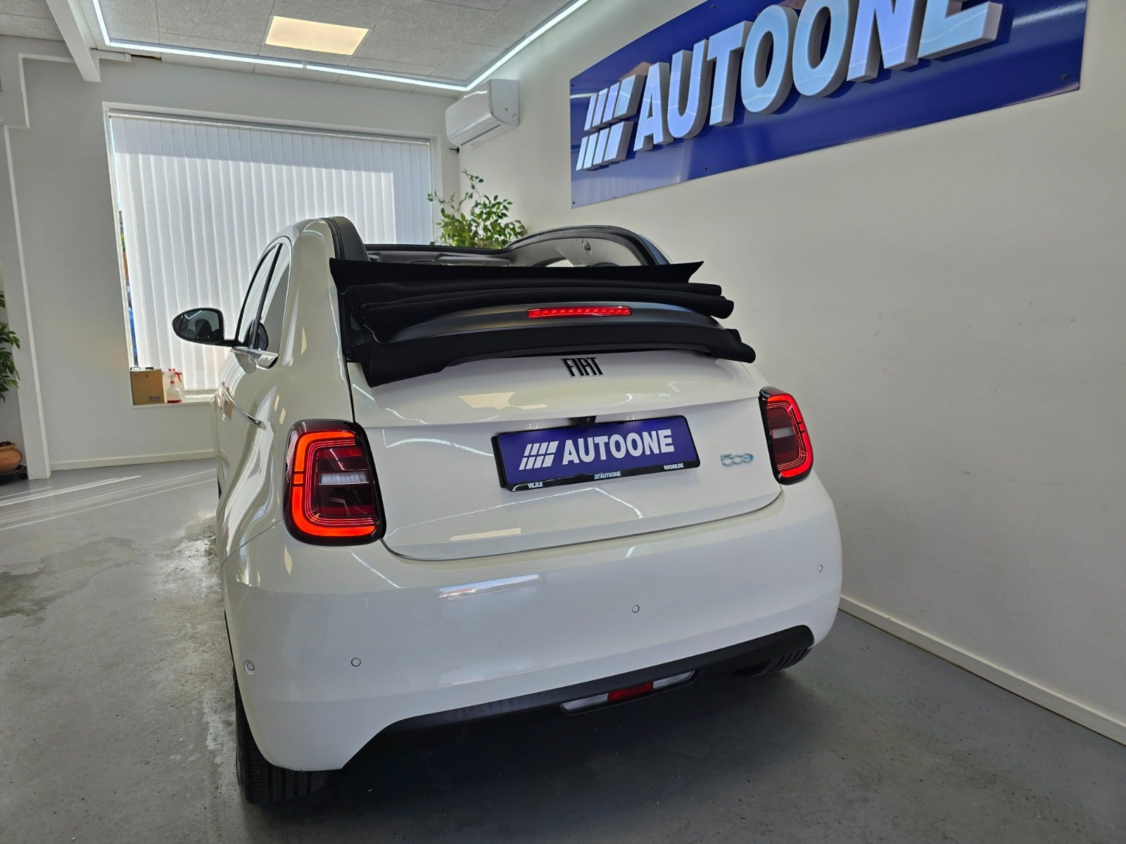 Hvid Fiat 500e fra 2023