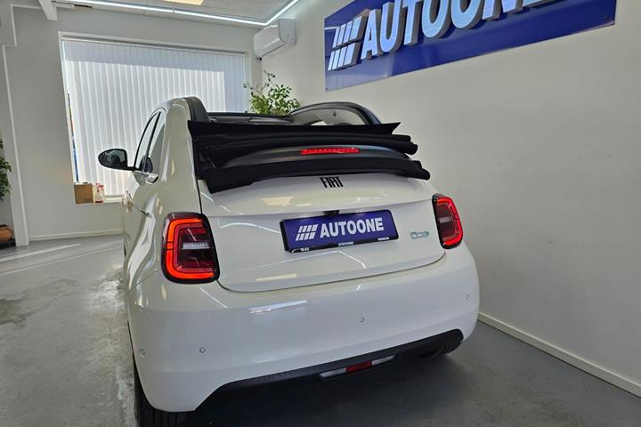 Hvid Fiat 500e fra 2023