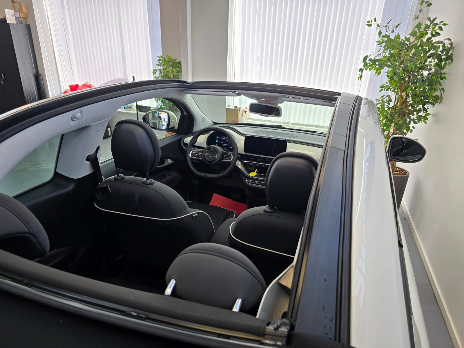 Hvid Fiat 500e fra 2023