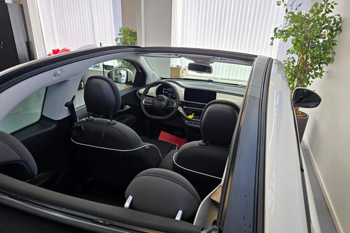 Hvid Fiat 500e fra 2023