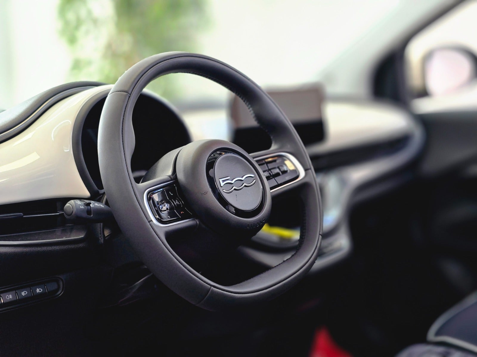 Hvid Fiat 500e fra 2023