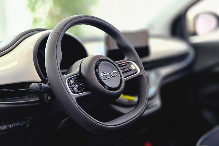 Hvid Fiat 500e fra 2023