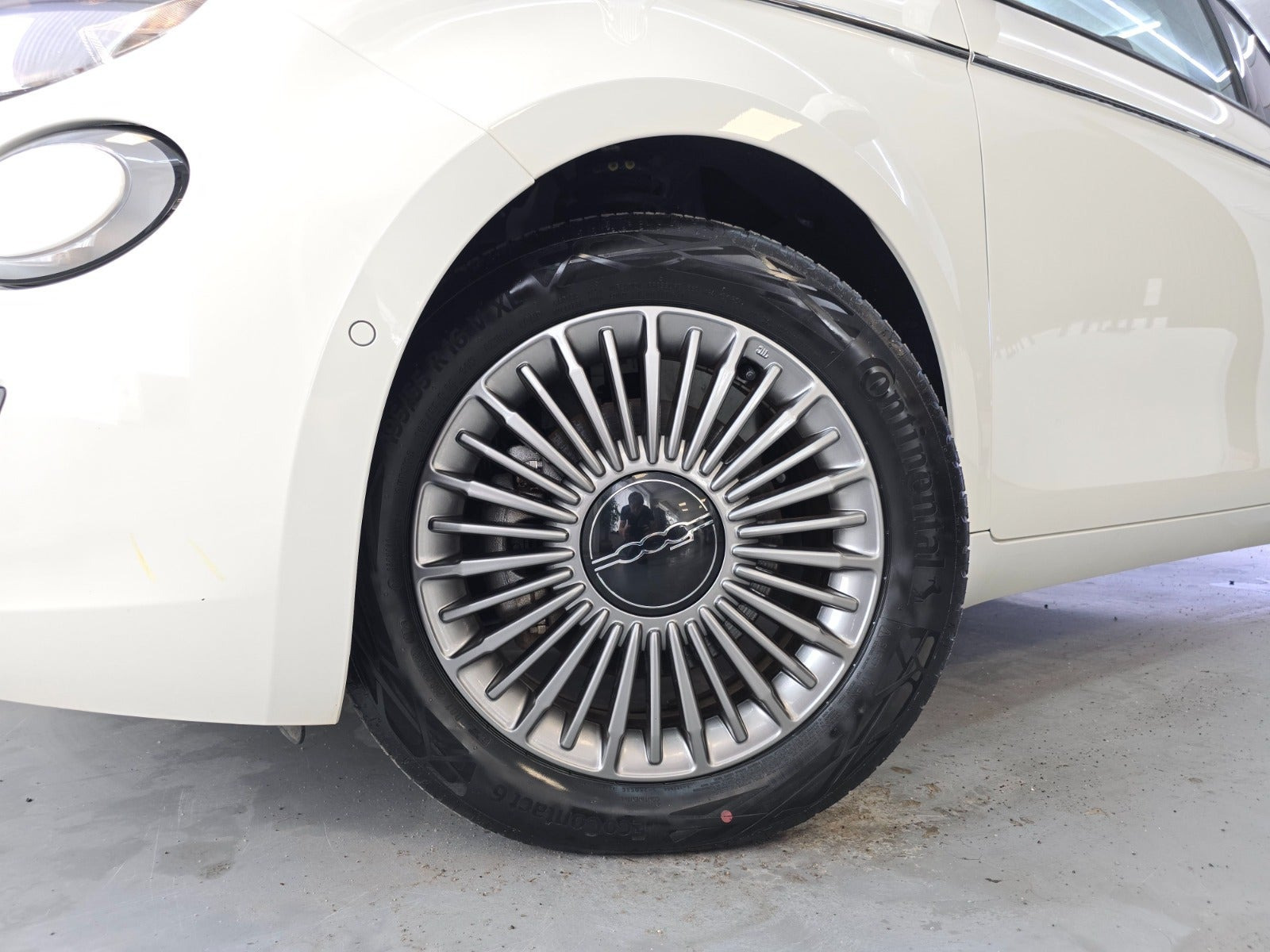 Hvid Fiat 500e fra 2023
