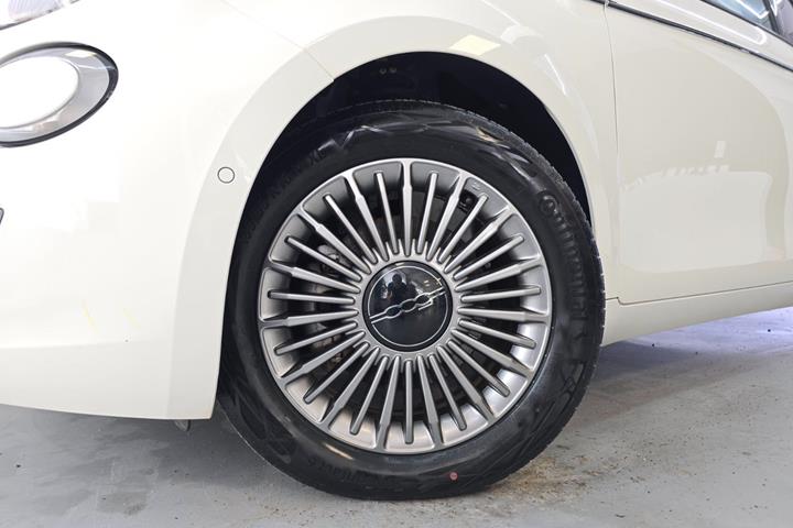 Hvid Fiat 500e fra 2023
