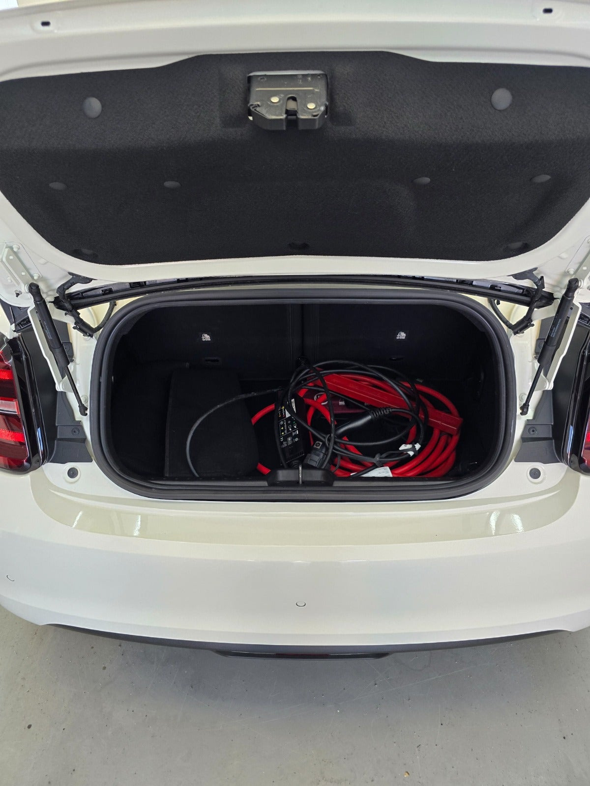 Hvid Fiat 500e fra 2023