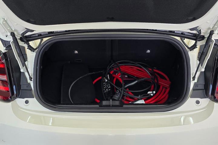 Hvid Fiat 500e fra 2023
