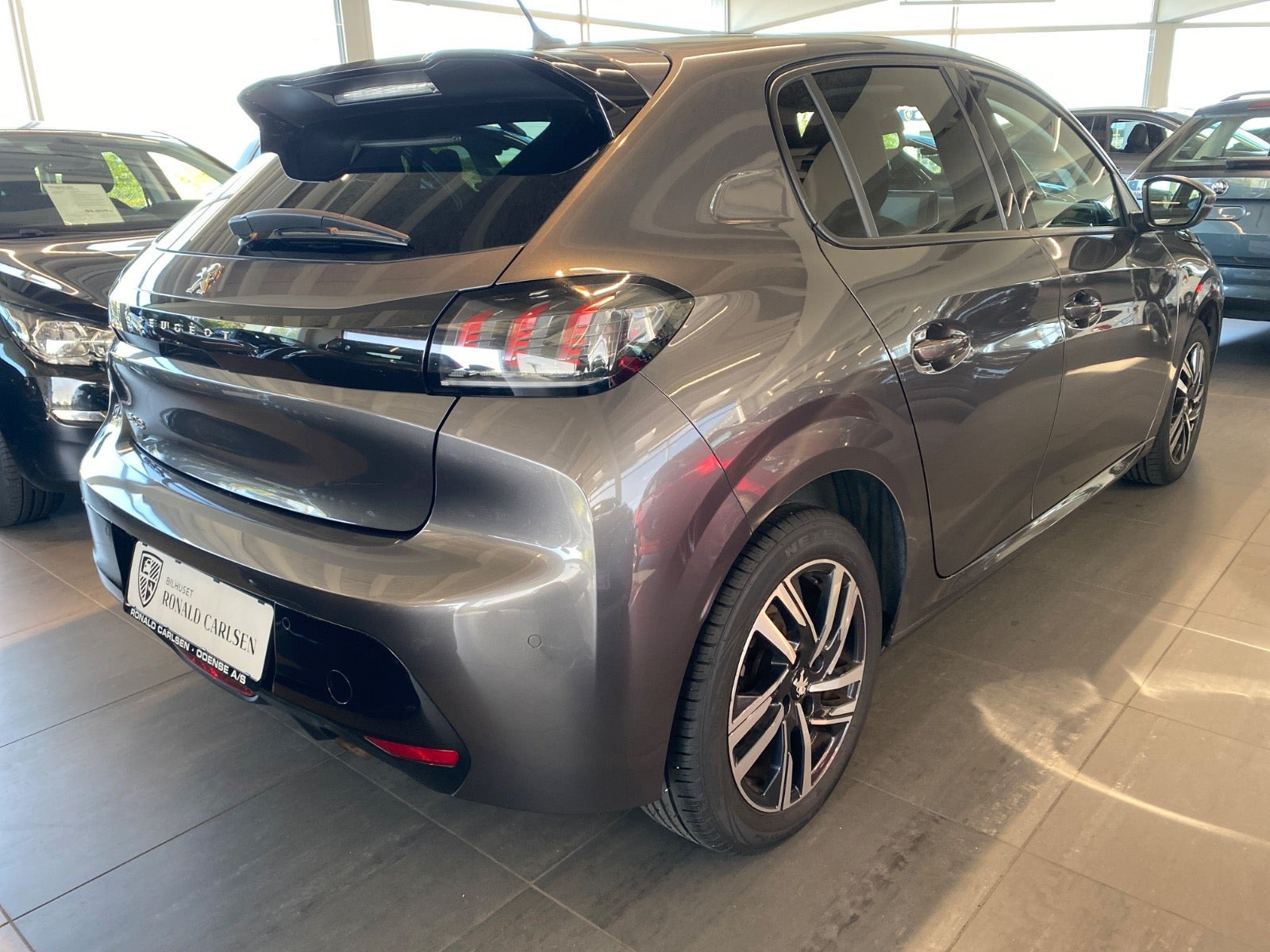 Grå Peugeot 208 fra 2020