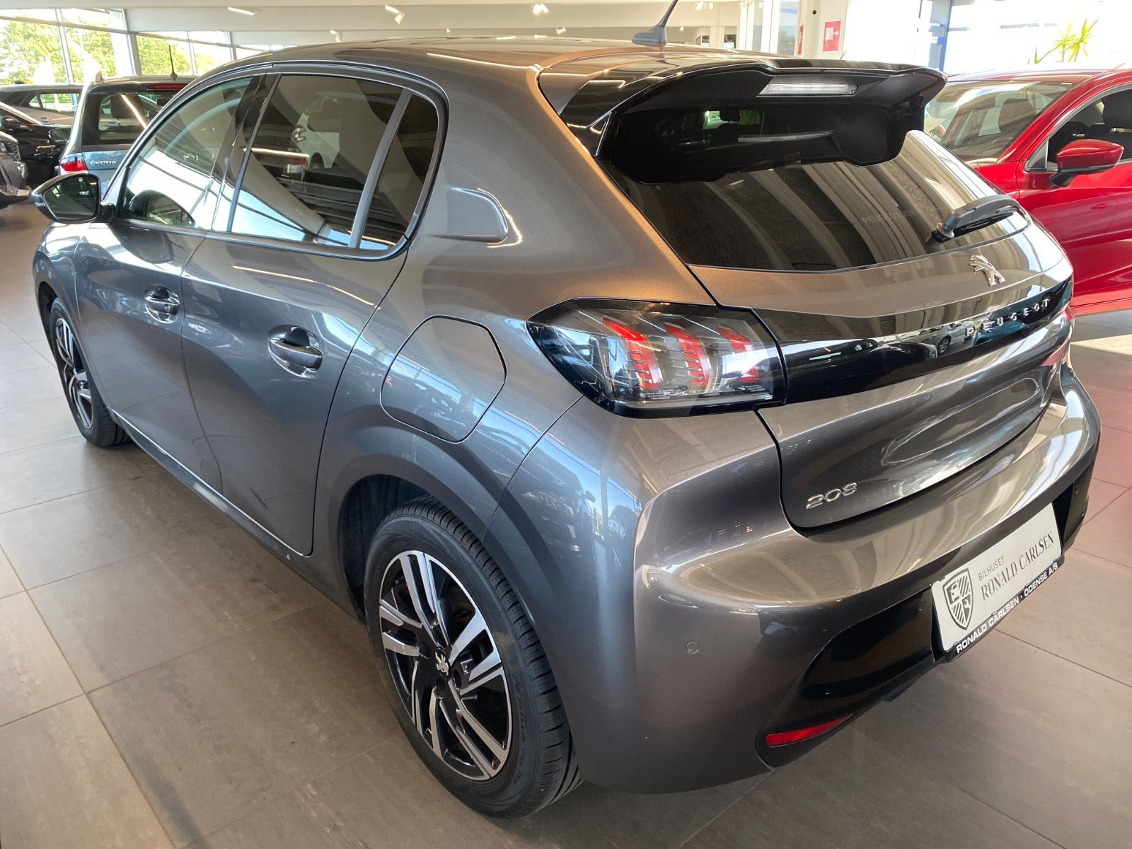 Grå Peugeot 208 fra 2020
