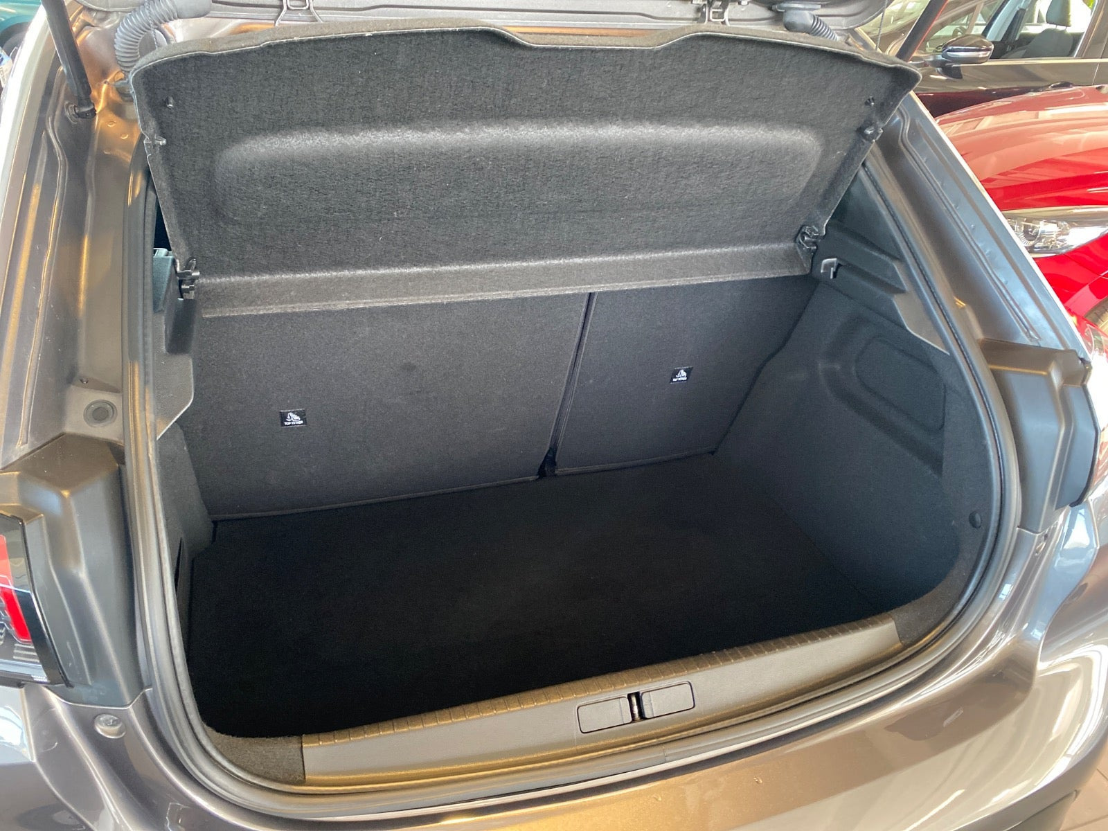 Grå Peugeot 208 fra 2020