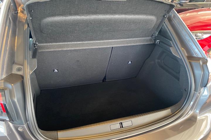 Grå Peugeot 208 fra 2020