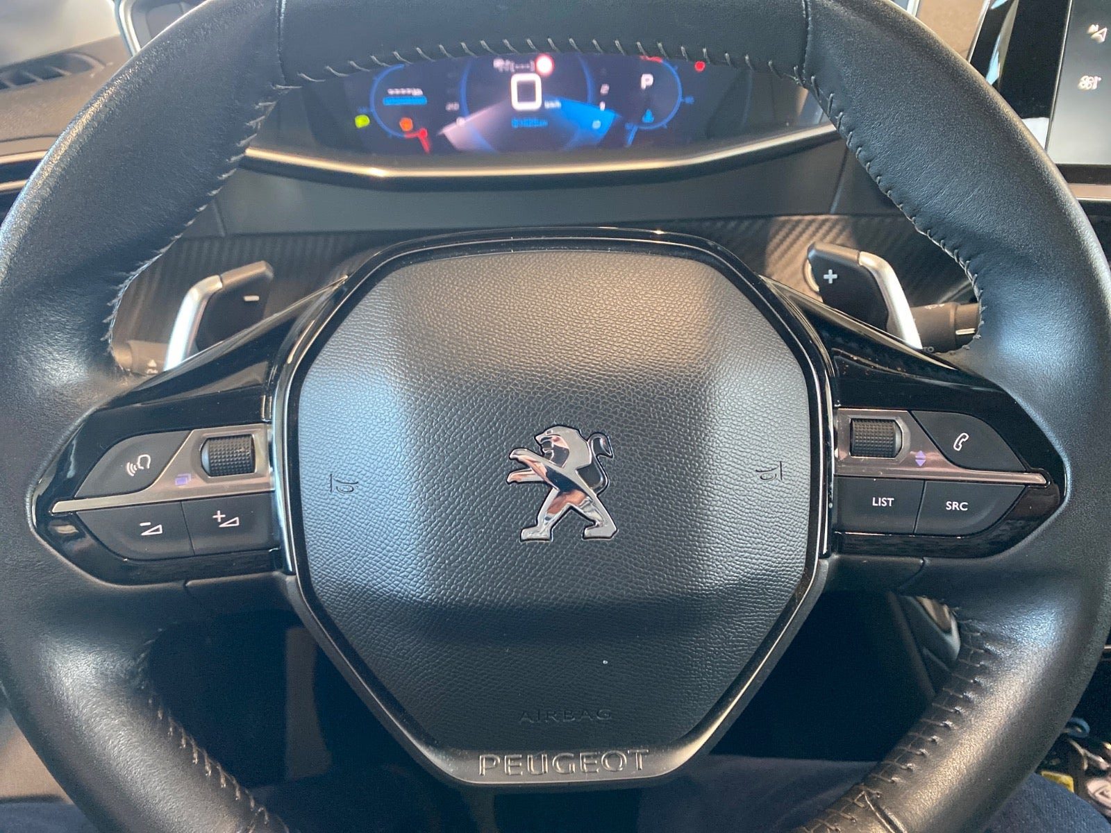 Grå Peugeot 208 fra 2020