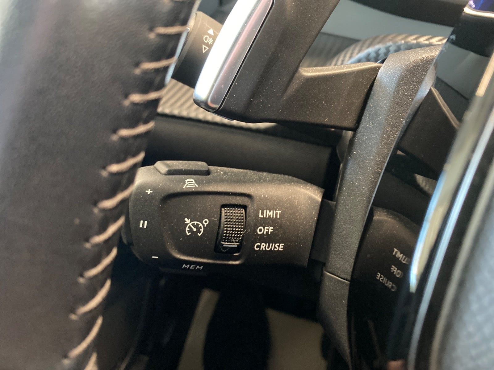 Grå Peugeot 208 fra 2020