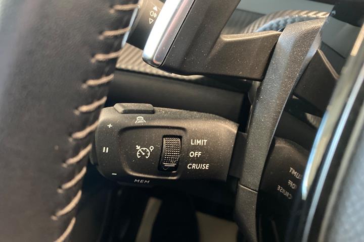 Grå Peugeot 208 fra 2020