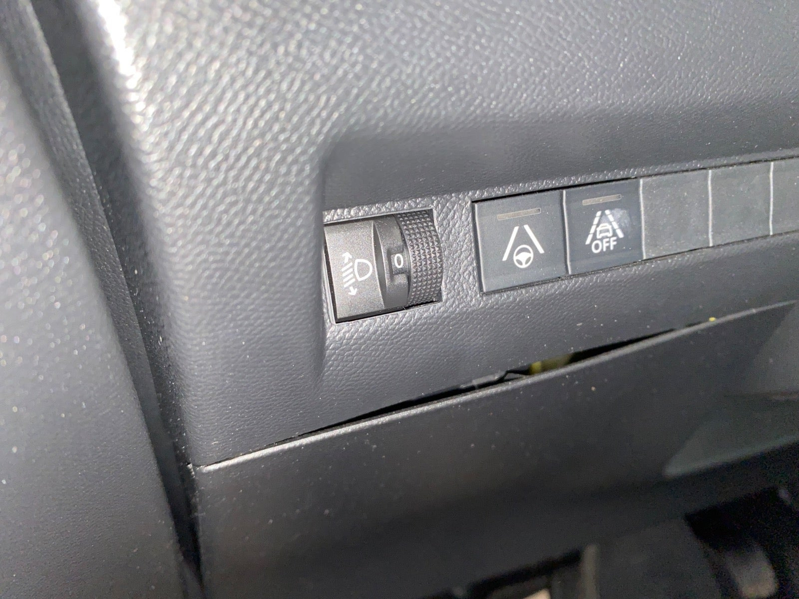Grå Peugeot 208 fra 2020
