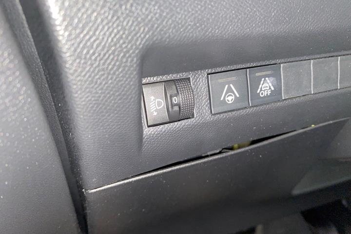 Grå Peugeot 208 fra 2020