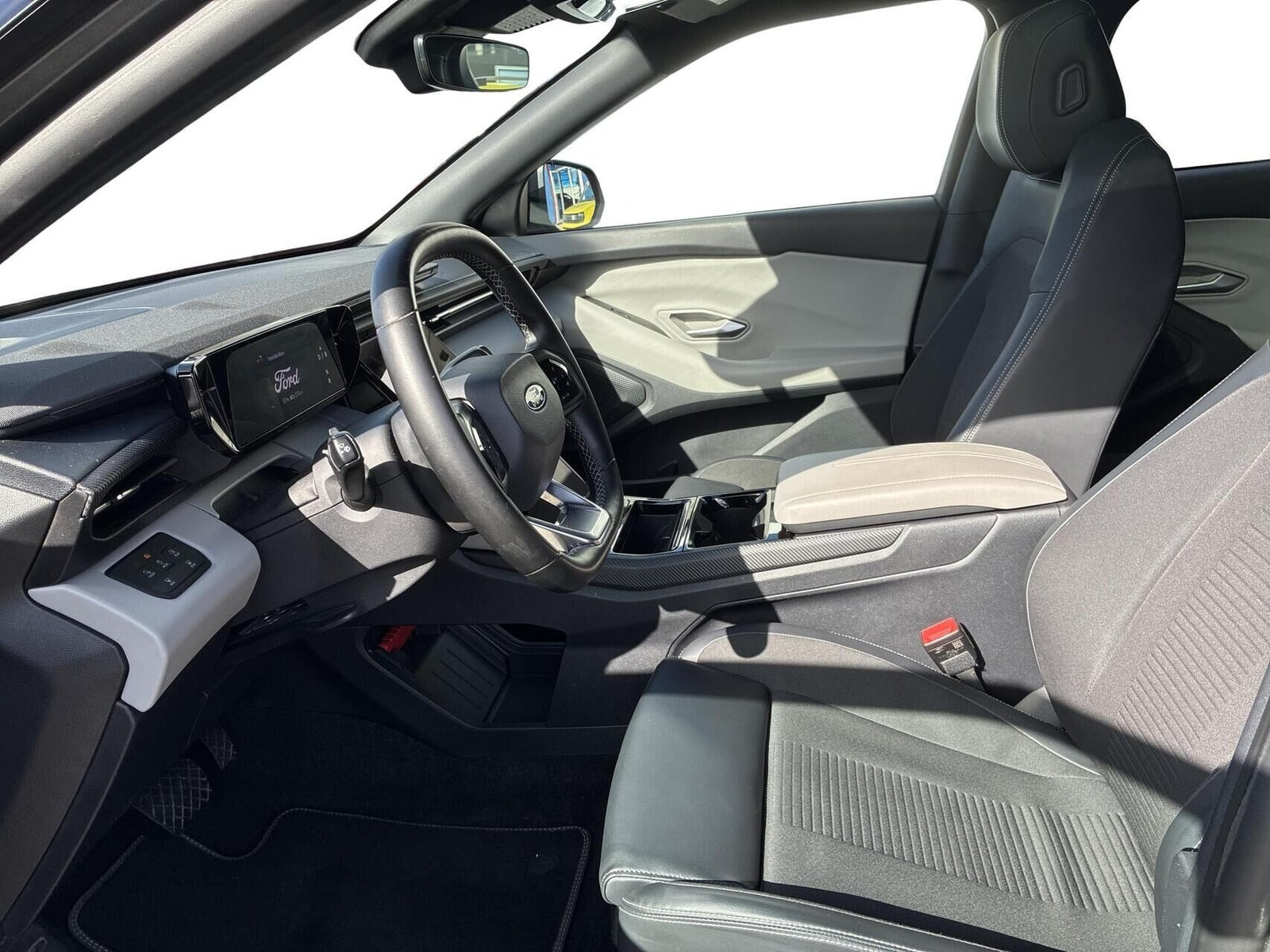 Grå Ford Explorer fra 2024