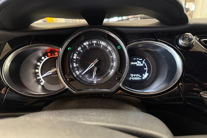 Rød Citroën DS3 fra 2013