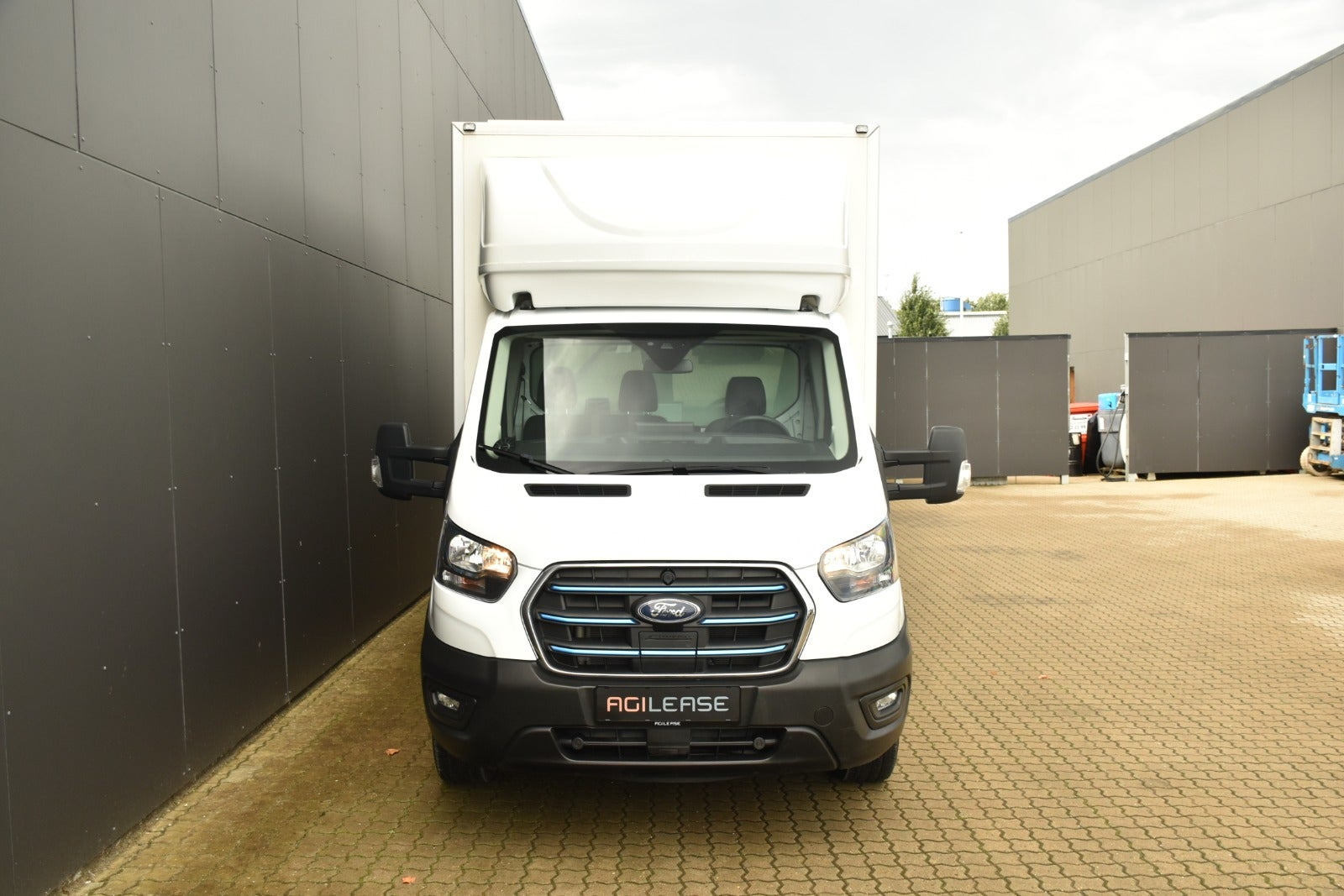 Ford E-Transit 425 L3 Chassis 68 Trend H1 RWD