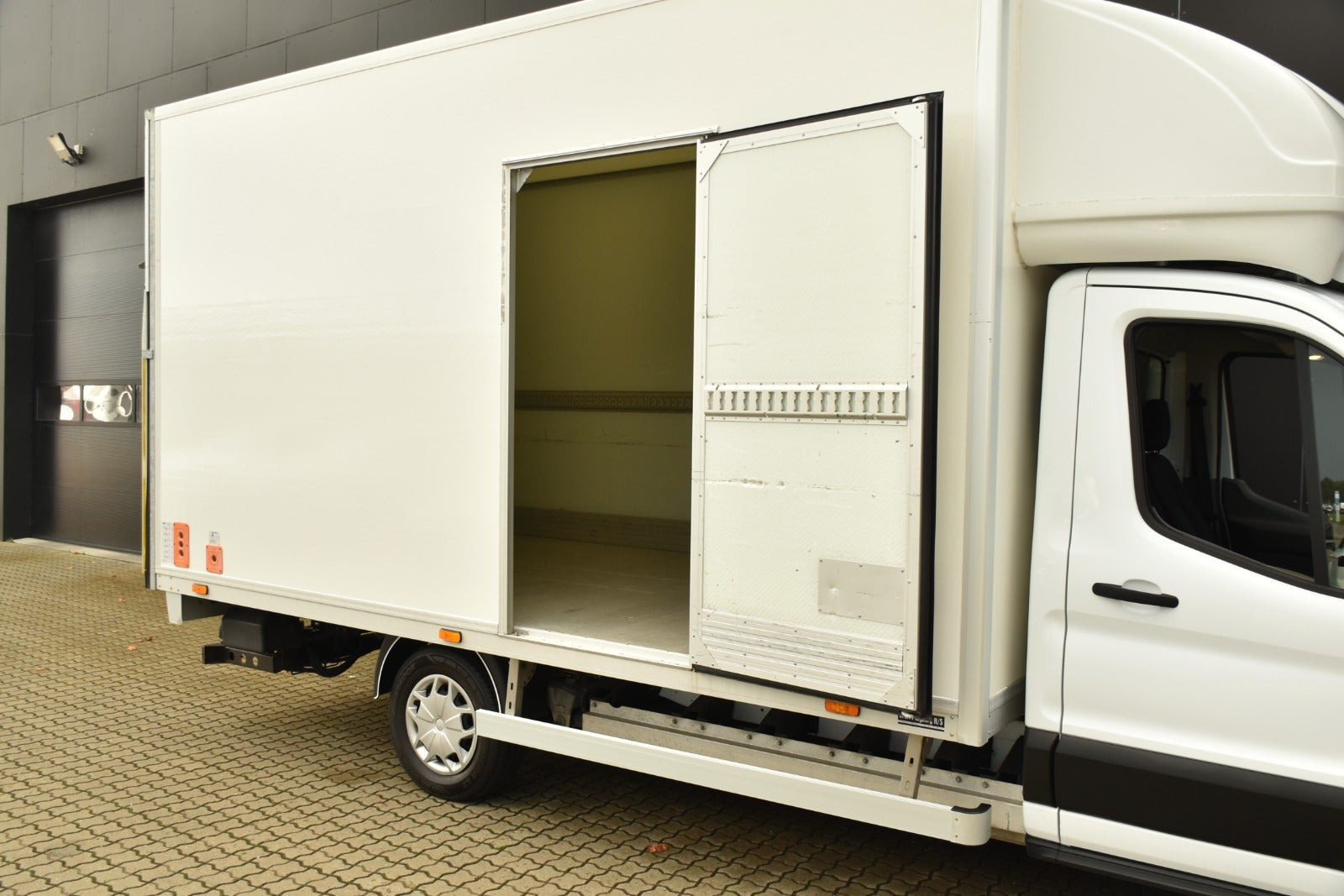 Hvid Ford E-Transit 425 L3 Chassis fra 2023