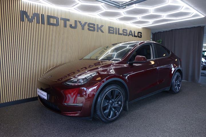 Rød Tesla Model Y fra 2023