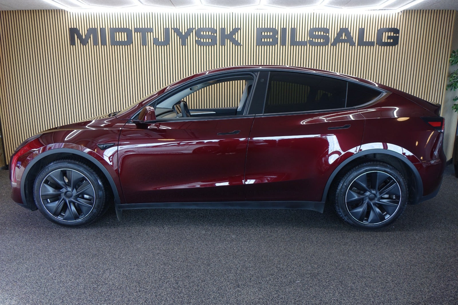 Rød Tesla Model Y fra 2023