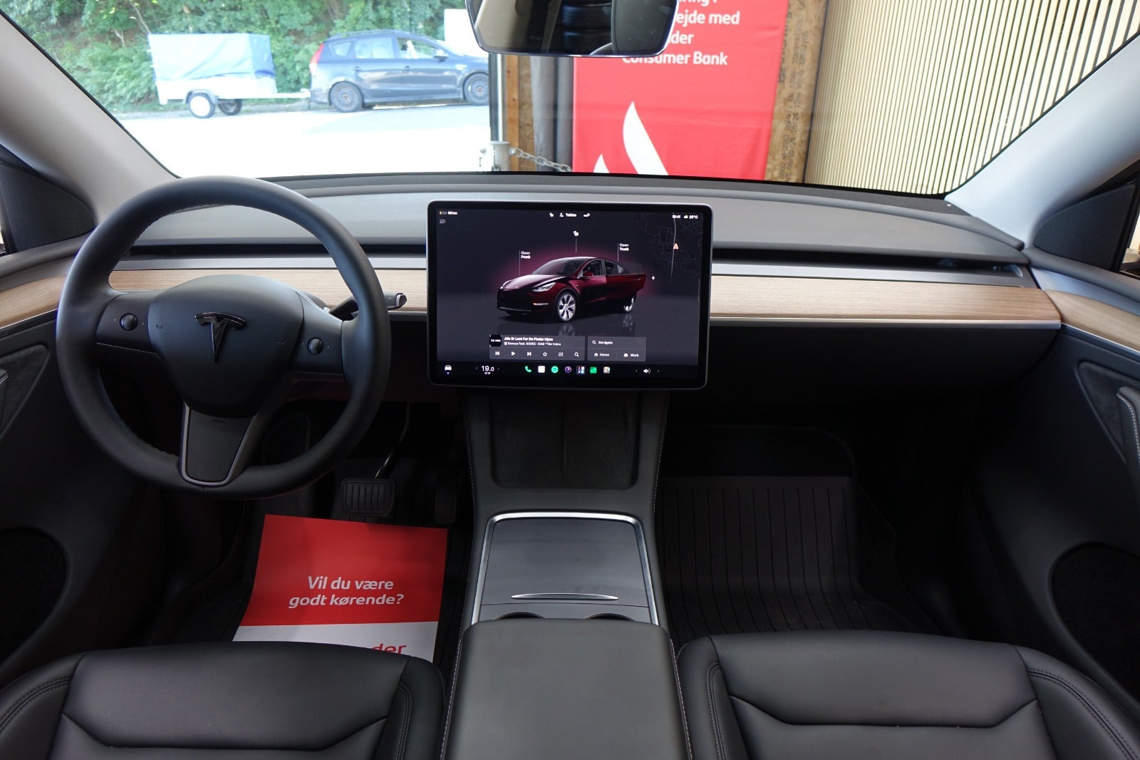 Rød Tesla Model Y fra 2023
