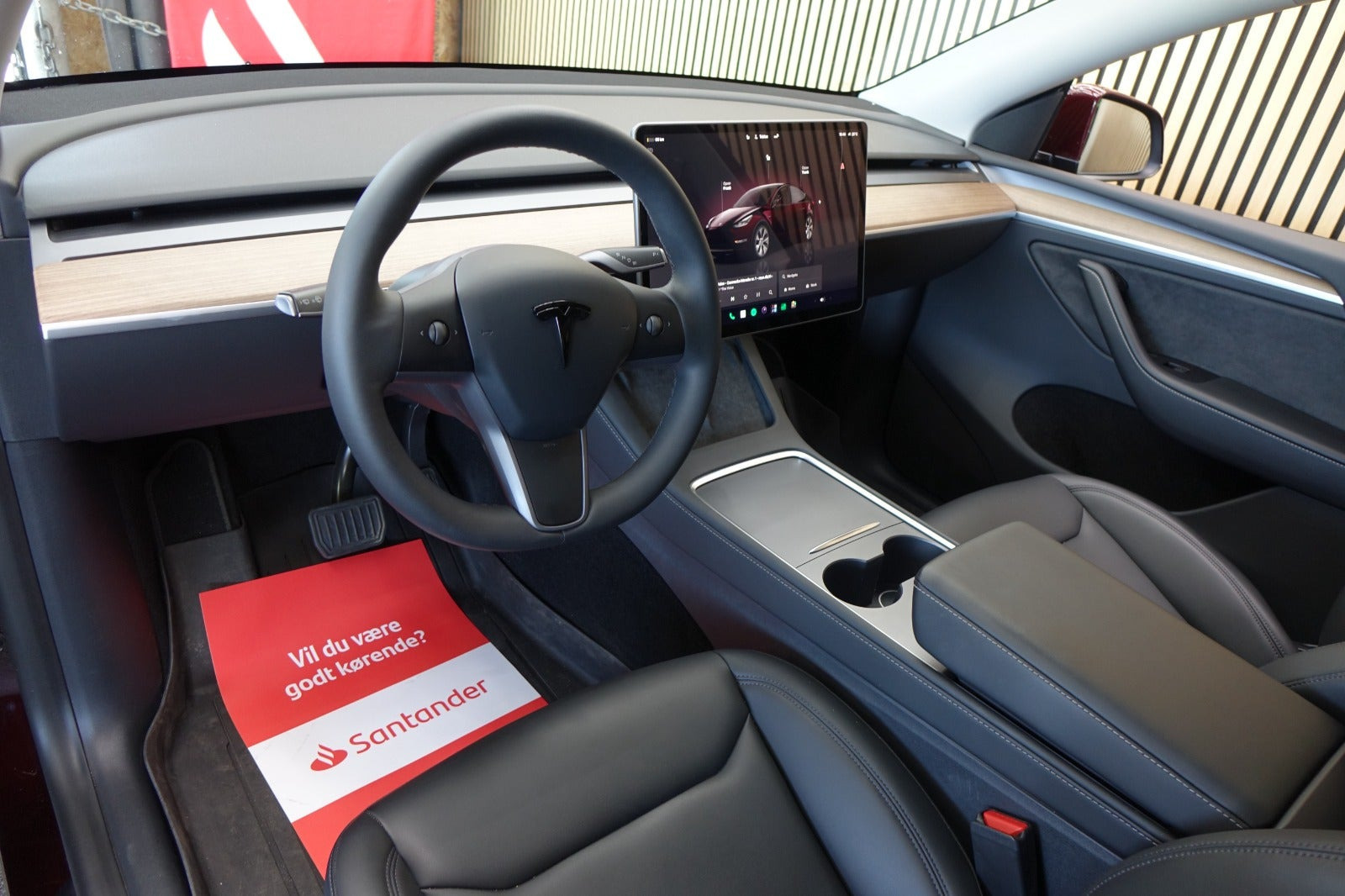 Rød Tesla Model Y fra 2023