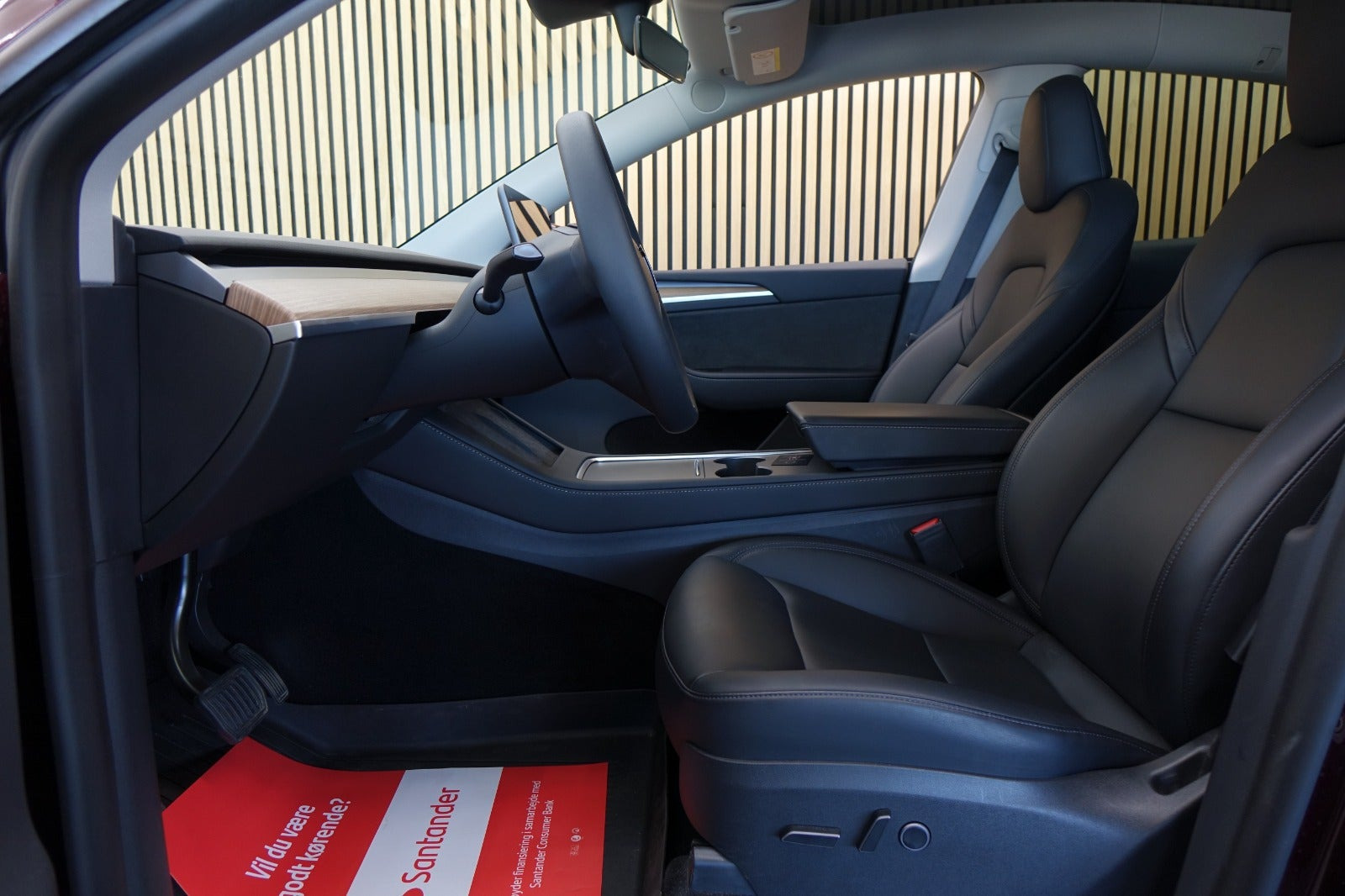 Rød Tesla Model Y fra 2023