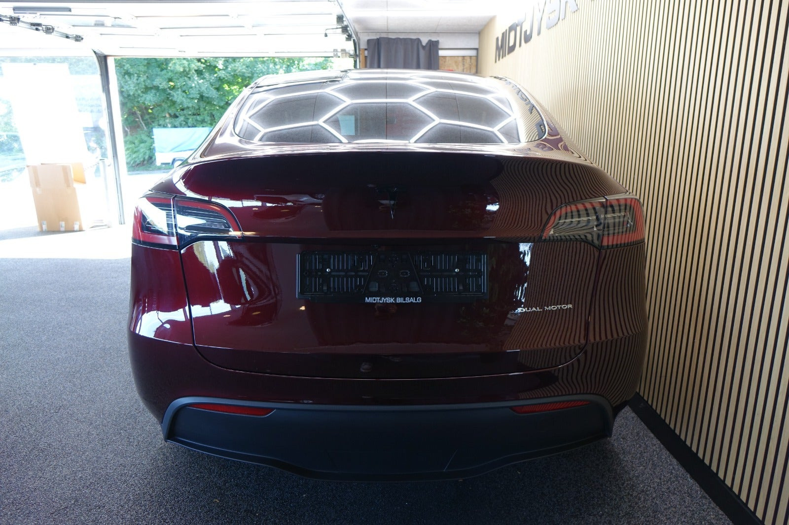 Rød Tesla Model Y fra 2023