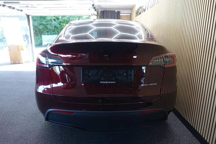 Rød Tesla Model Y fra 2023