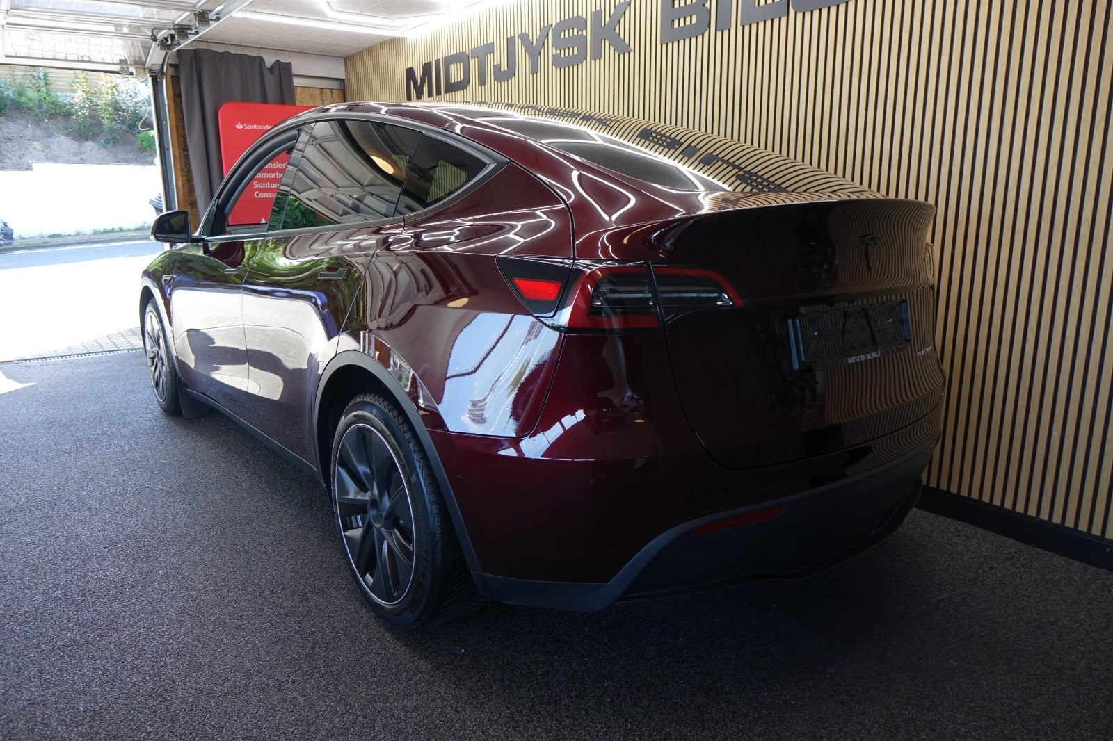 Rød Tesla Model Y fra 2023