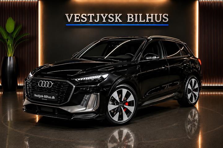 Sort Audi Q6 e-tron fra 2025 set udefra