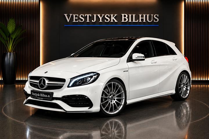 Hvid Mercedes A45 fra 2016 set udefra