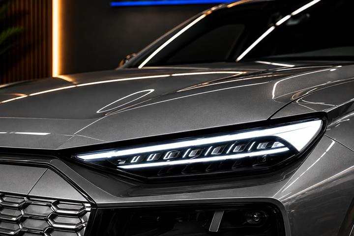 Grå Audi Q6 e-tron fra 2024