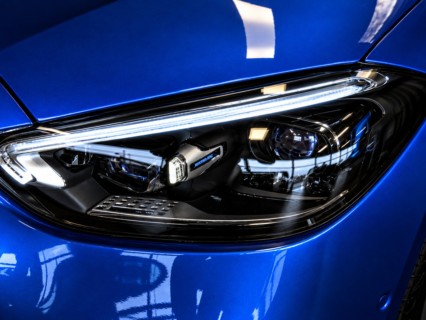 Blå Mercedes C300 e fra 2023