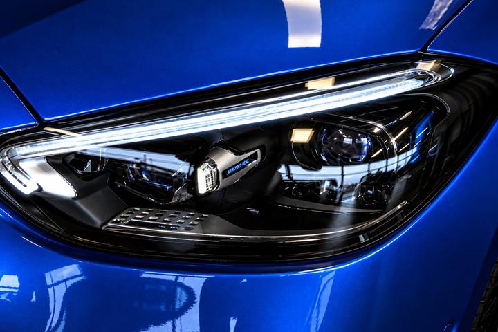Blå Mercedes C300 e fra 2023