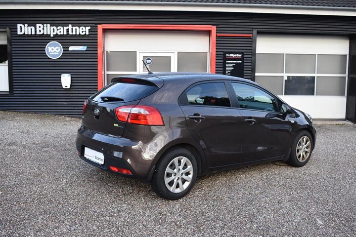 Brun Kia Rio fra 2014