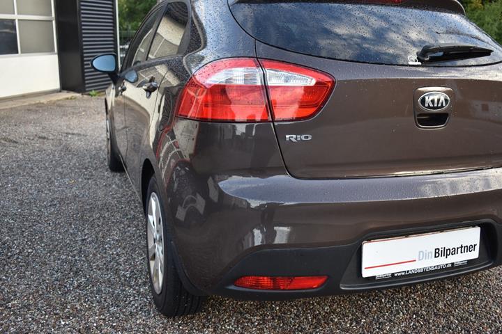 Brun Kia Rio fra 2014