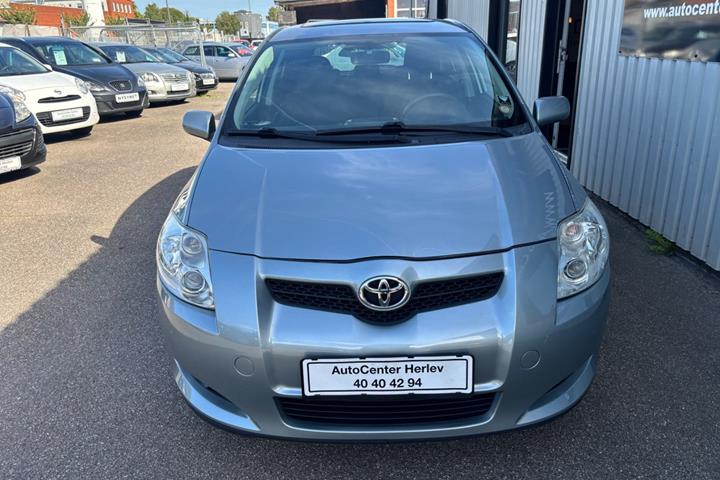 Grå Toyota Auris fra 2008