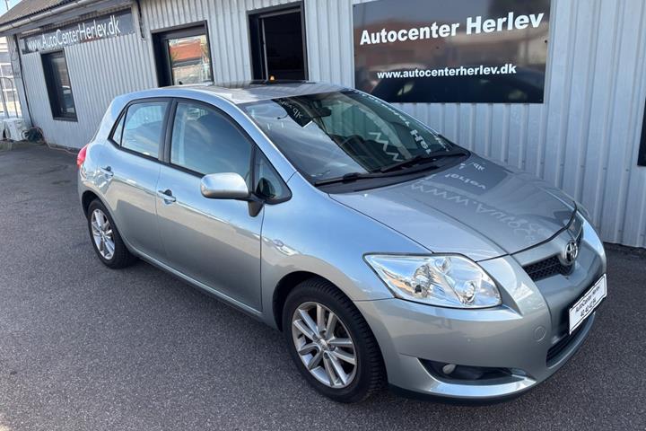 Grå Toyota Auris fra 2008